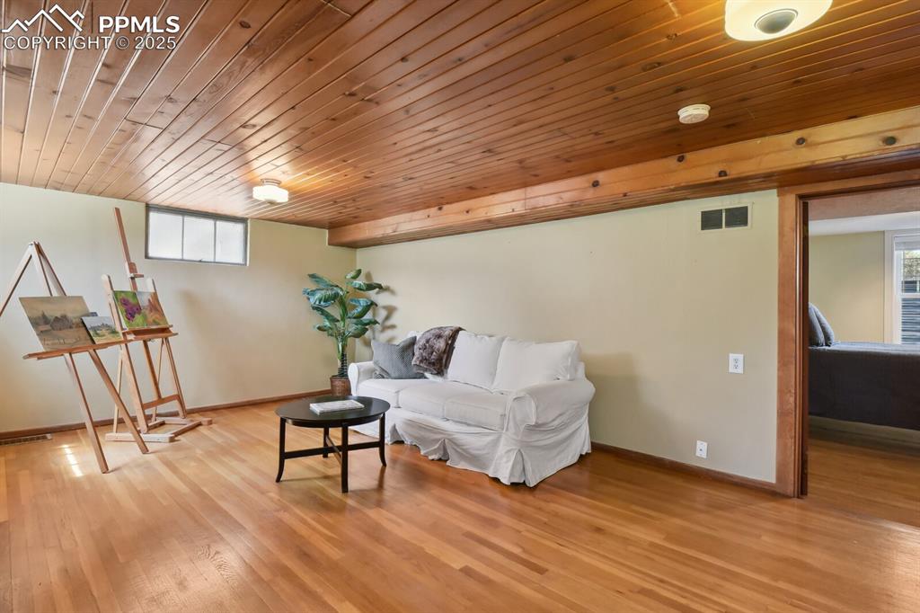 Image 23 of 40: Living Room