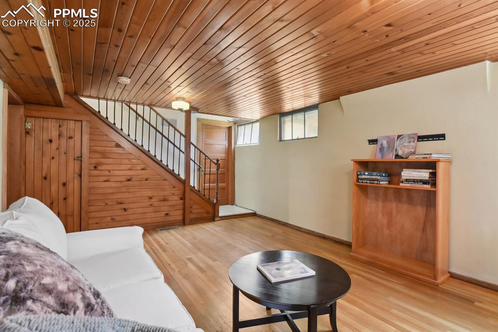 Image 25 of 40: Living Room