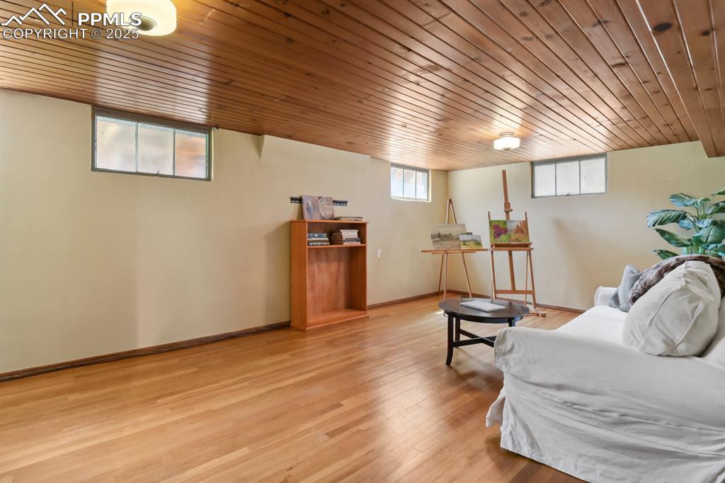 Image 26 of 40: Sitting Room