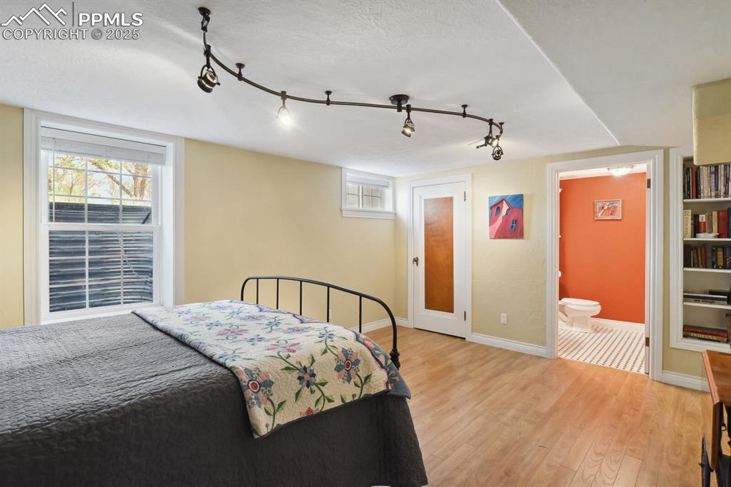 Image 27 of 40: Bedroom