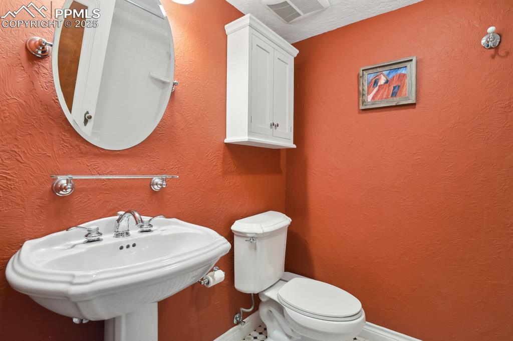 Image 29 of 40: Bathroom