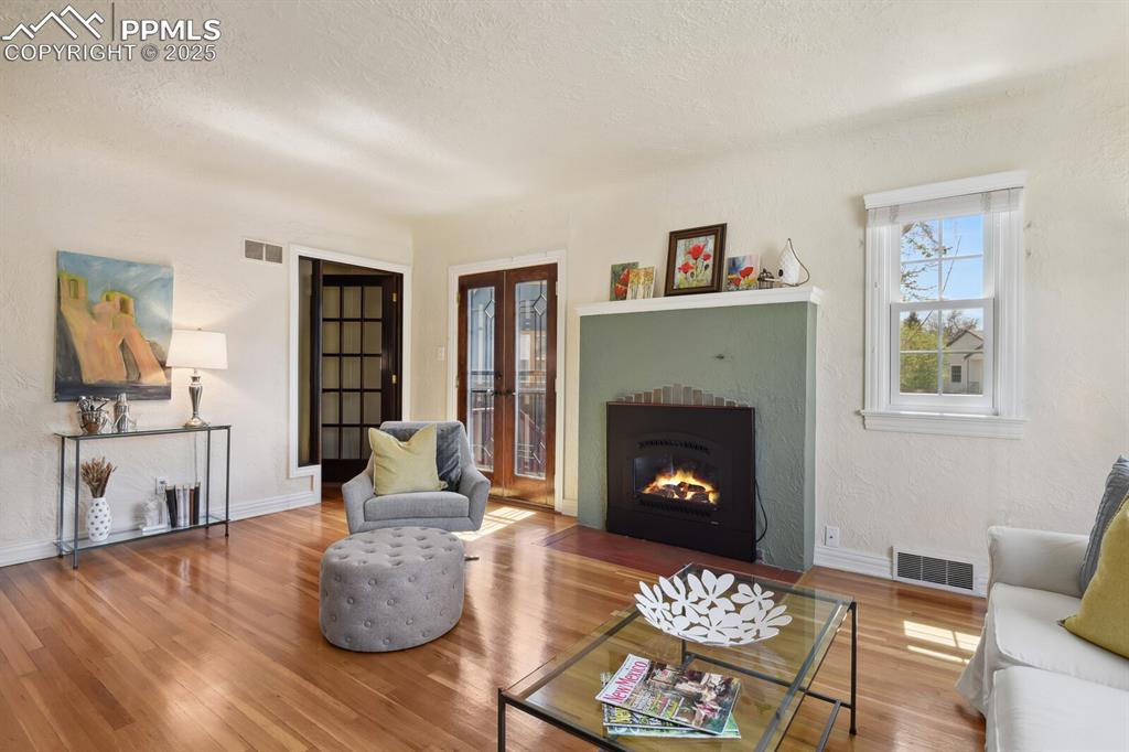 Image 3 of 40: Living Room