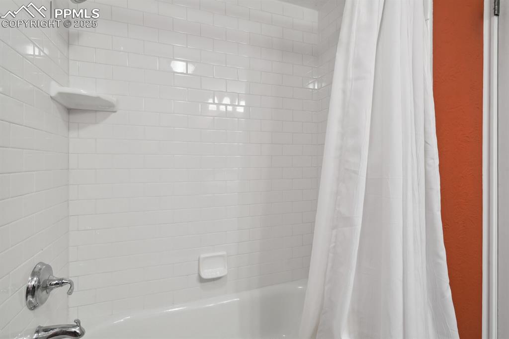 Image 30 of 40: Bathroom