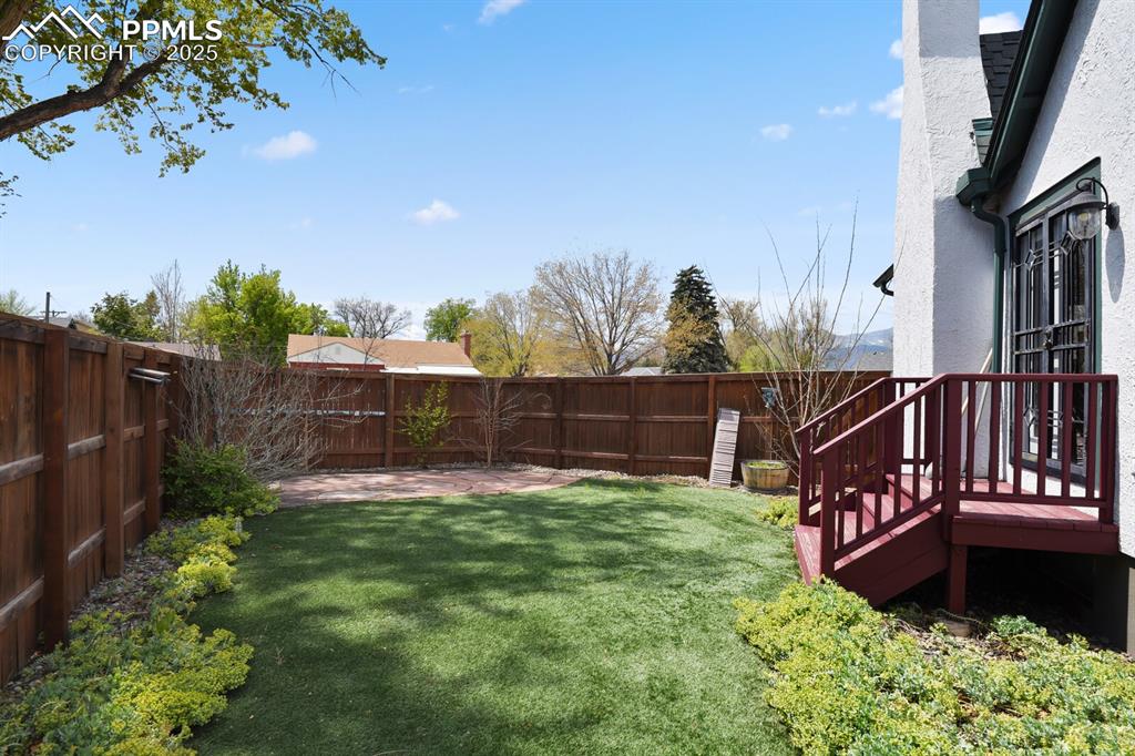 Image 31 of 40: Yard