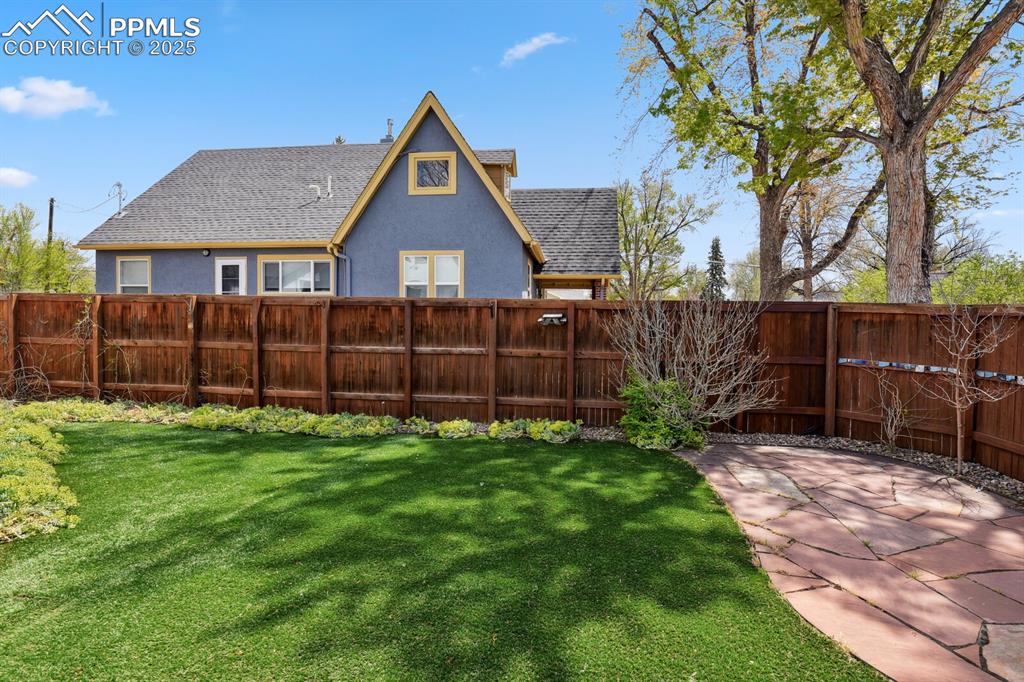 Image 32 of 40: Yard