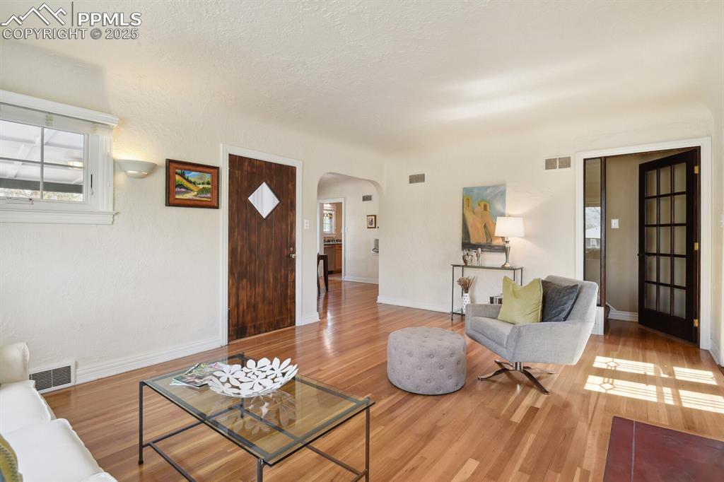 Image 6 of 40: Living Room