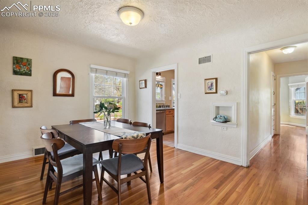 Image 8 of 40: Dining Area