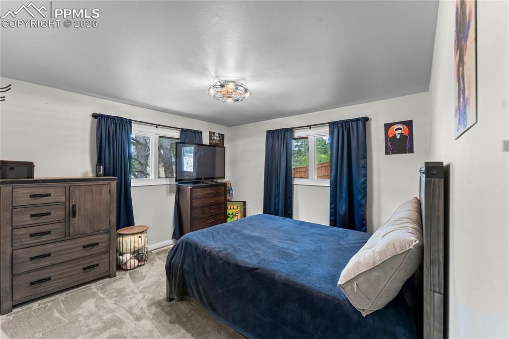 Image 11 of 17: Bedroom