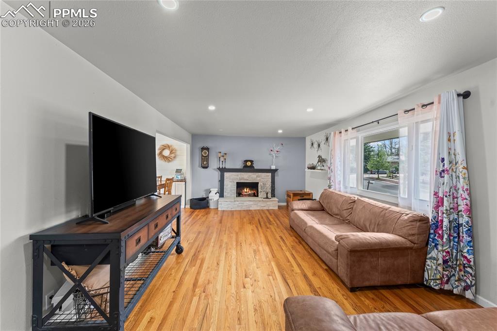 Image 3 of 17: Living Room