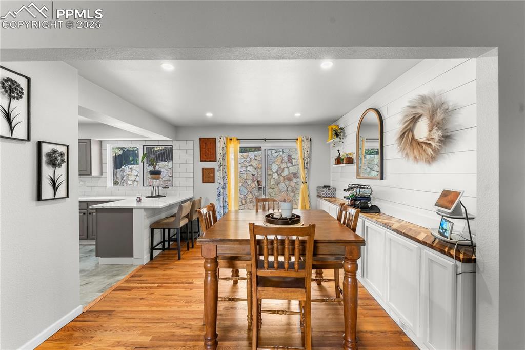 Image 5 of 17: Dining Area