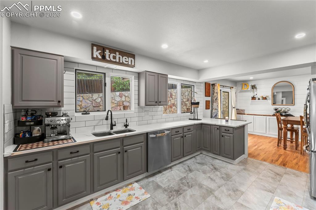 Image 7 of 17: Kitchen