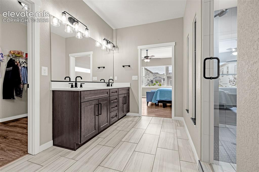 Image 18 of 47: Bathroom