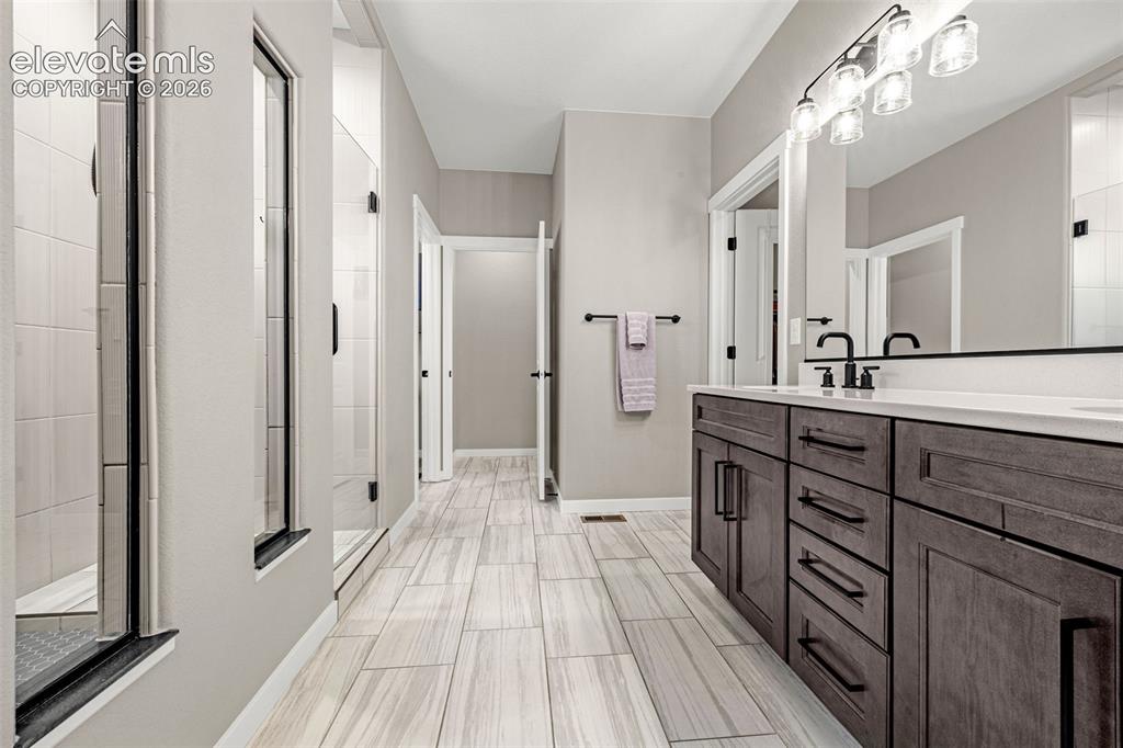 Image 19 of 47: Bathroom