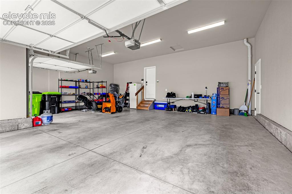 Image 41 of 47: Garage