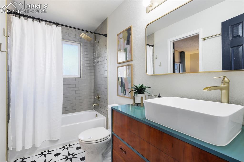 Image 15 of 29: Bathroom