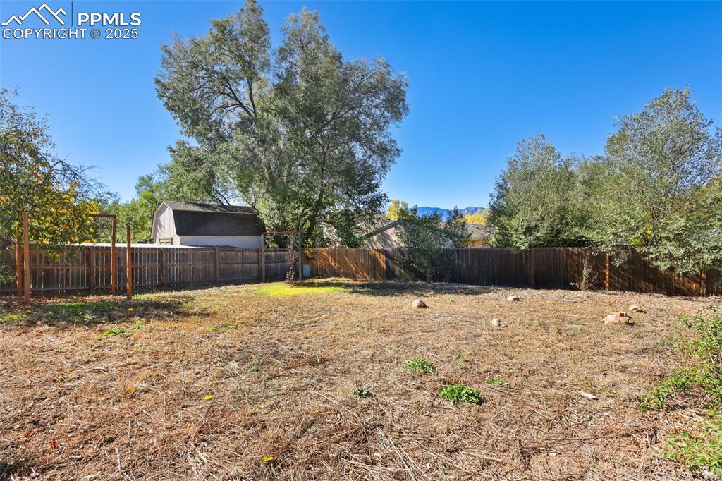 Image 28 of 29: Yard