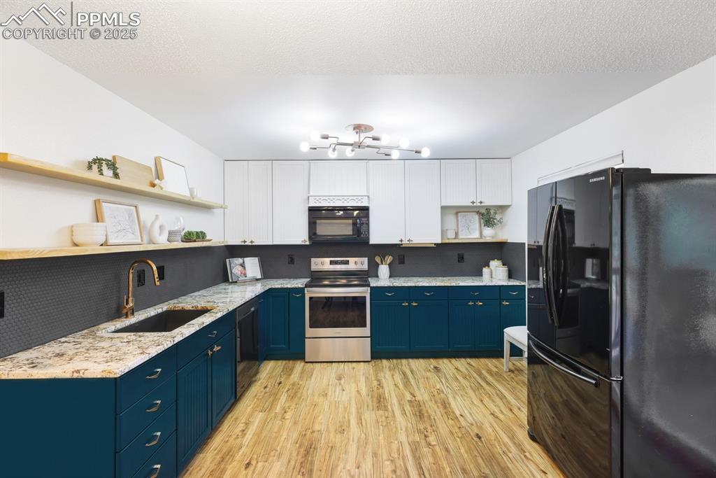 Image 7 of 29: Kitchen