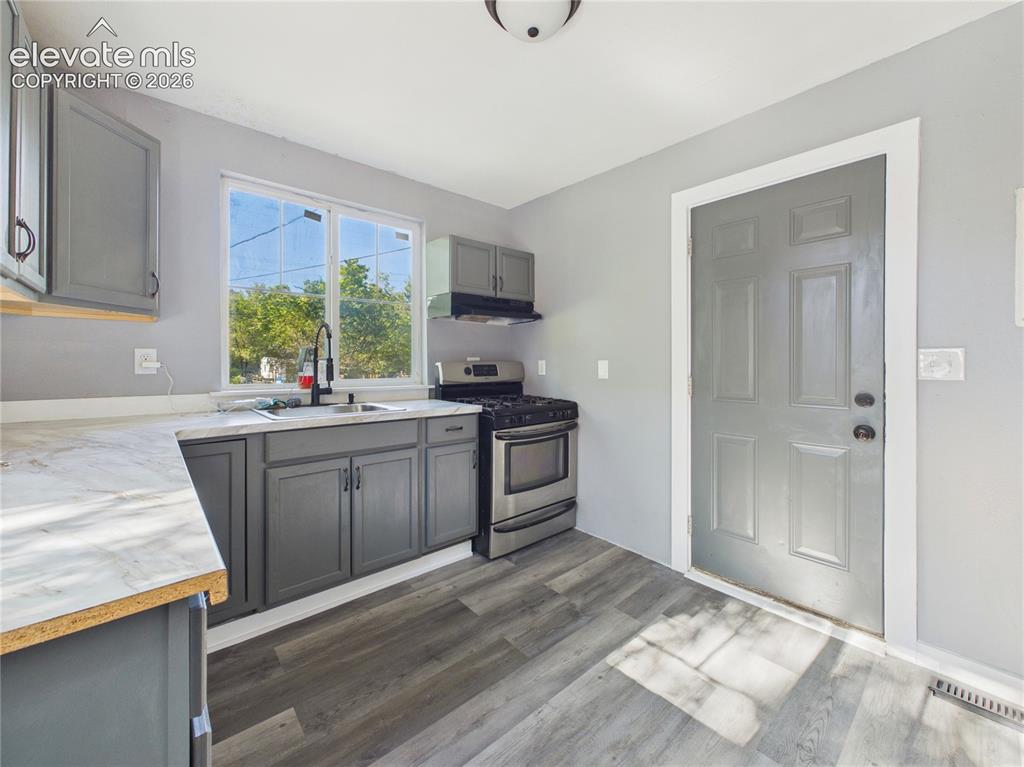 Image 18 of 26: Kitchen