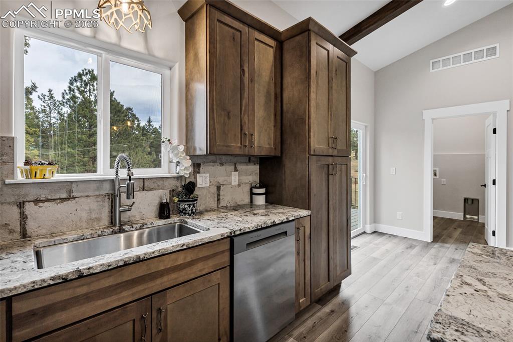 Image 15 of 41: Kitchen