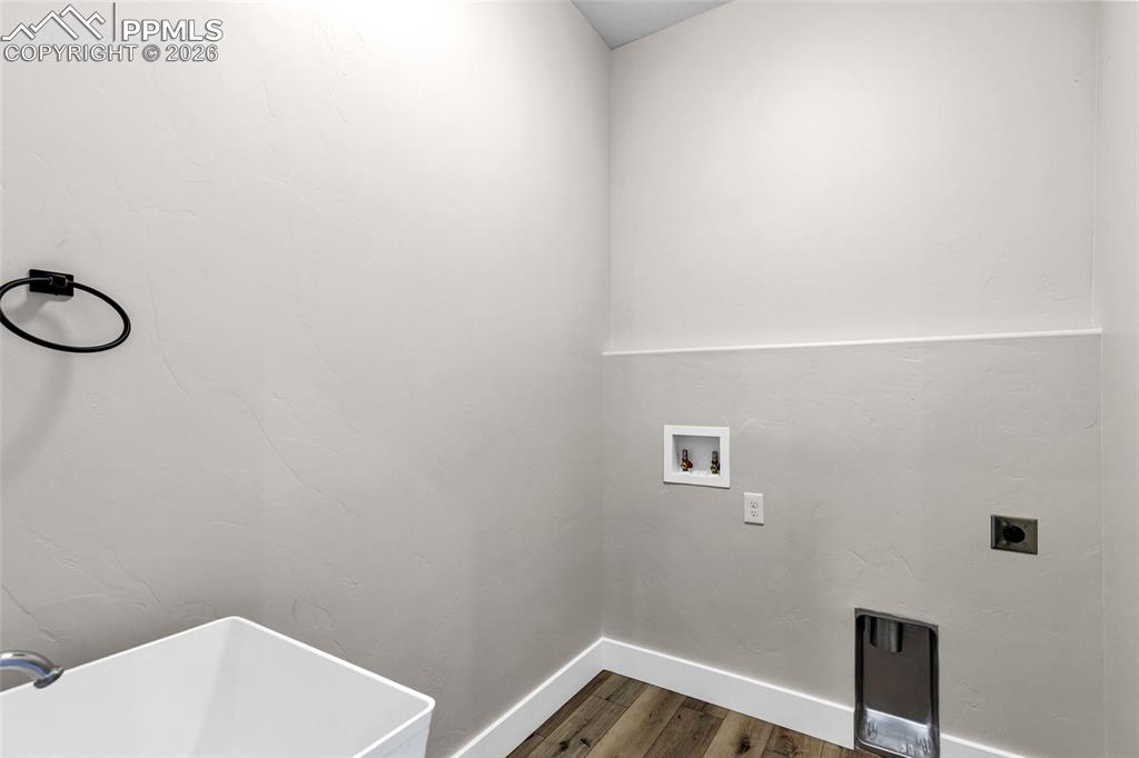 Image 16 of 41: Kitchen