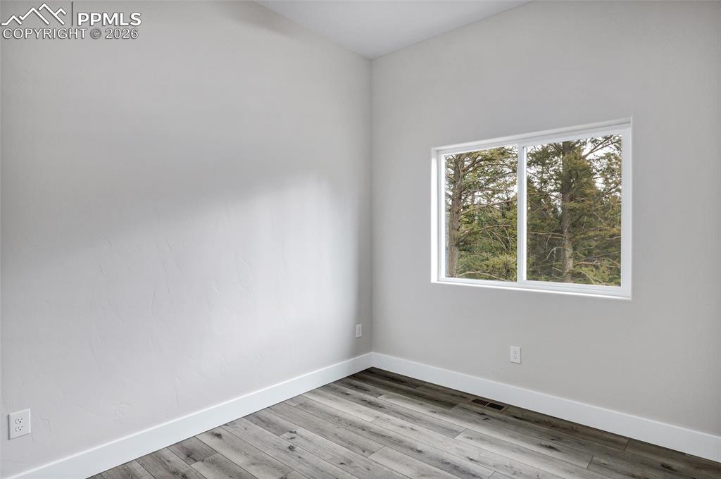 Image 22 of 41: Bathroom