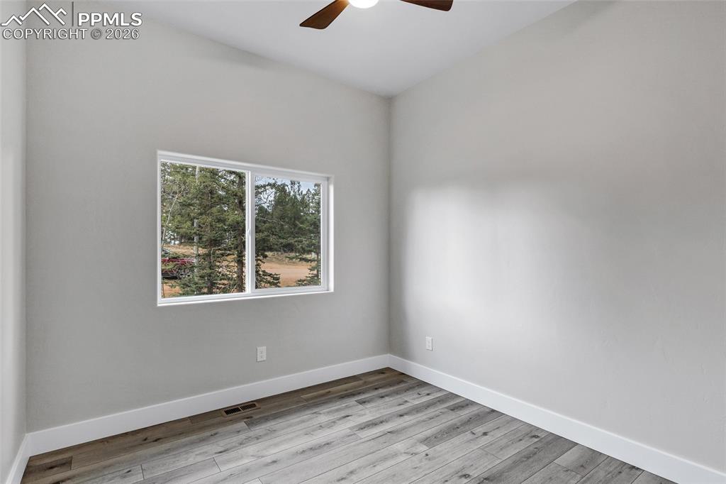 Image 23 of 41: Bathroom