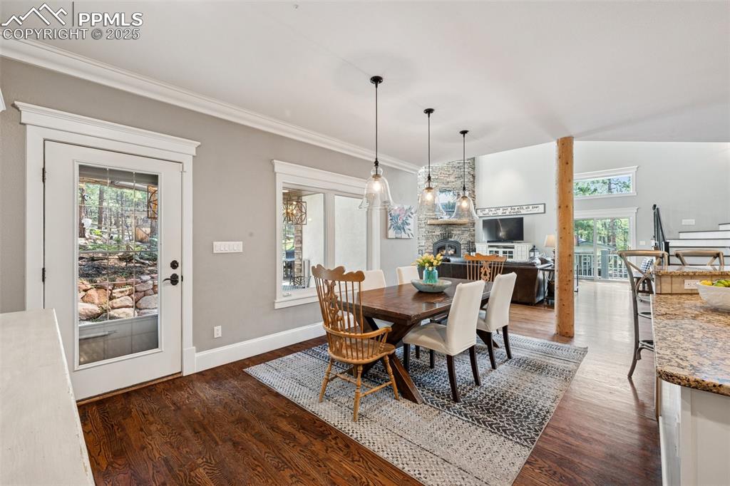 Image 15 of 50: Dining Area