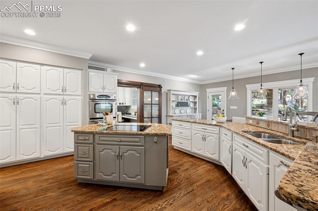 Image 18 of 50: Kitchen