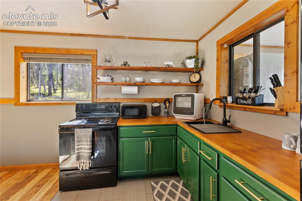 Image 7 of 25: Kitchen