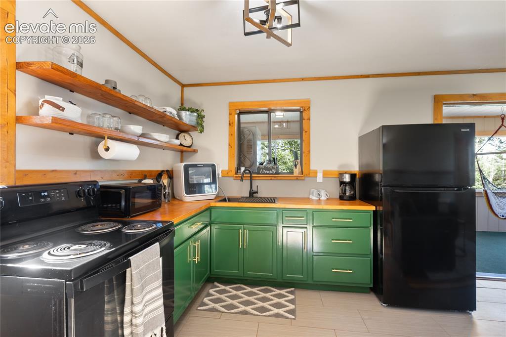 Image 8 of 25: Kitchen