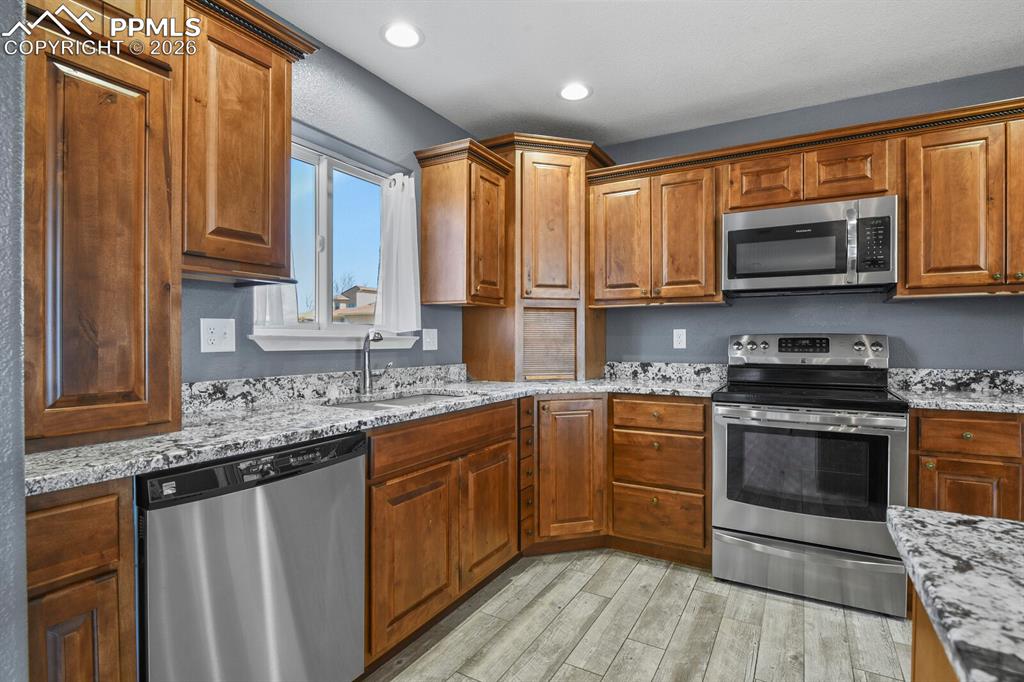 Image 14 of 37: Kitchen