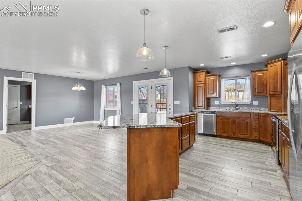 Image 15 of 37: Kitchen