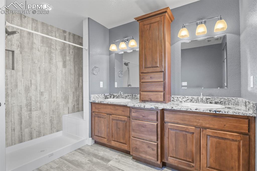 Image 21 of 37: Bathroom