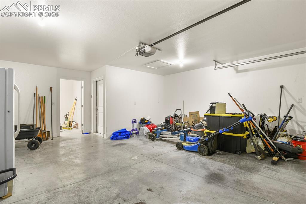 Image 31 of 37: Garage