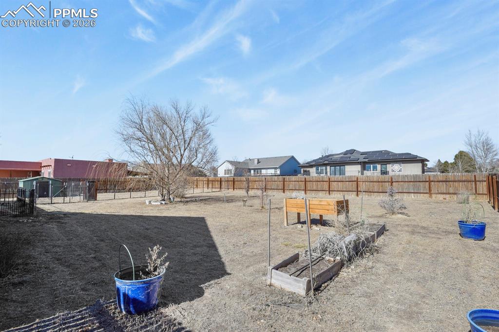 Image 32 of 37: Yard