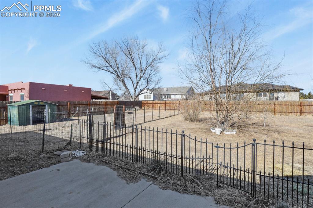 Image 36 of 37: Yard