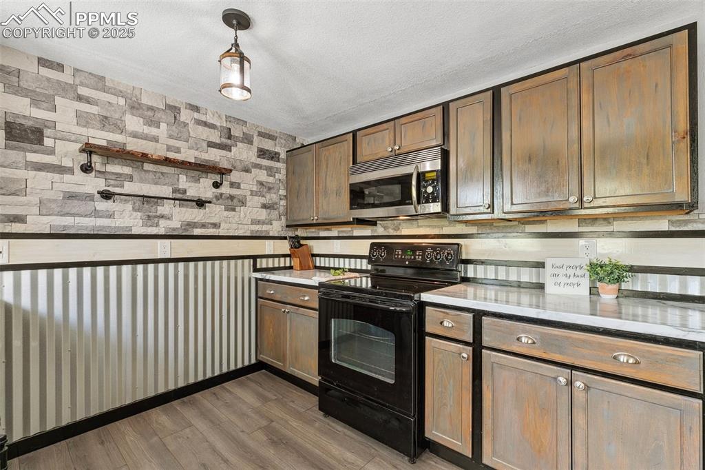 Image 11 of 32: Kitchen