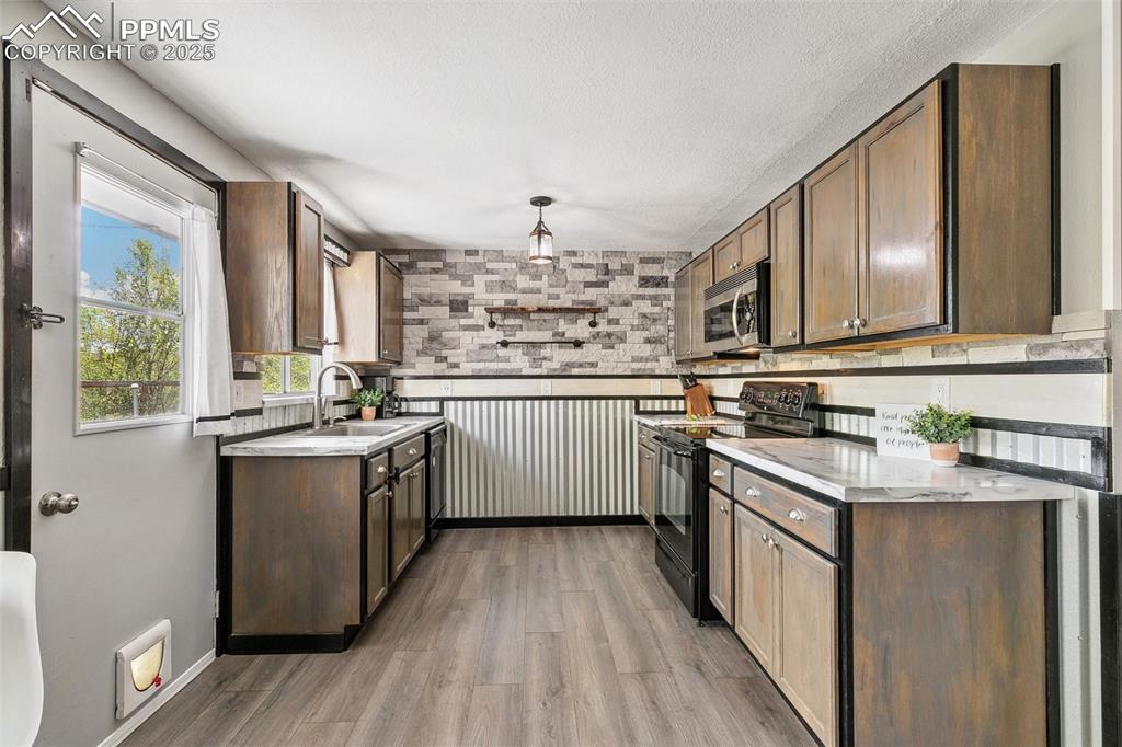 Image 12 of 32: Kitchen