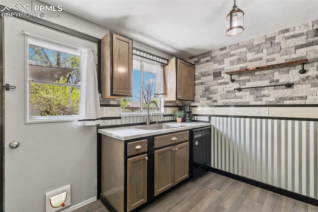 Image 13 of 32: Kitchen