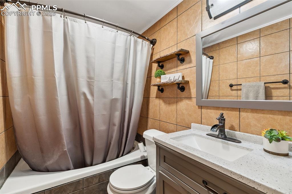 Image 19 of 32: Upstairs hallway bathroom
