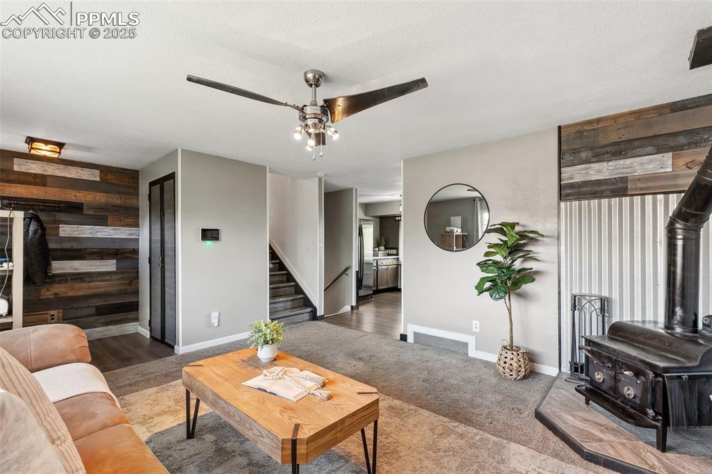 Image 6 of 32: Living Room