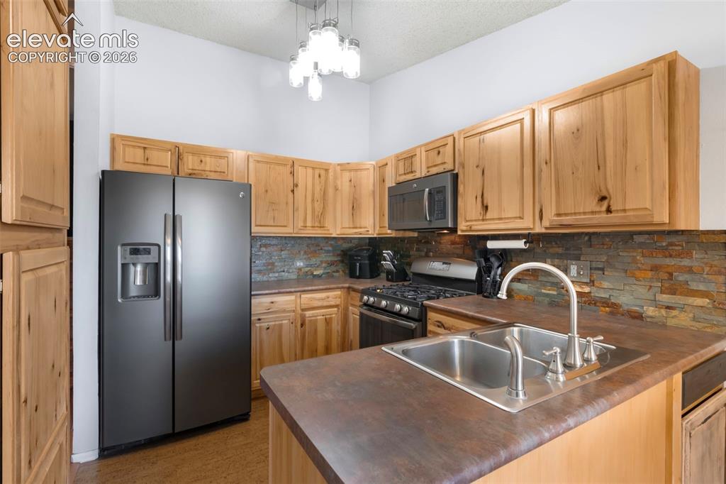 Image 13 of 36: Kitchen