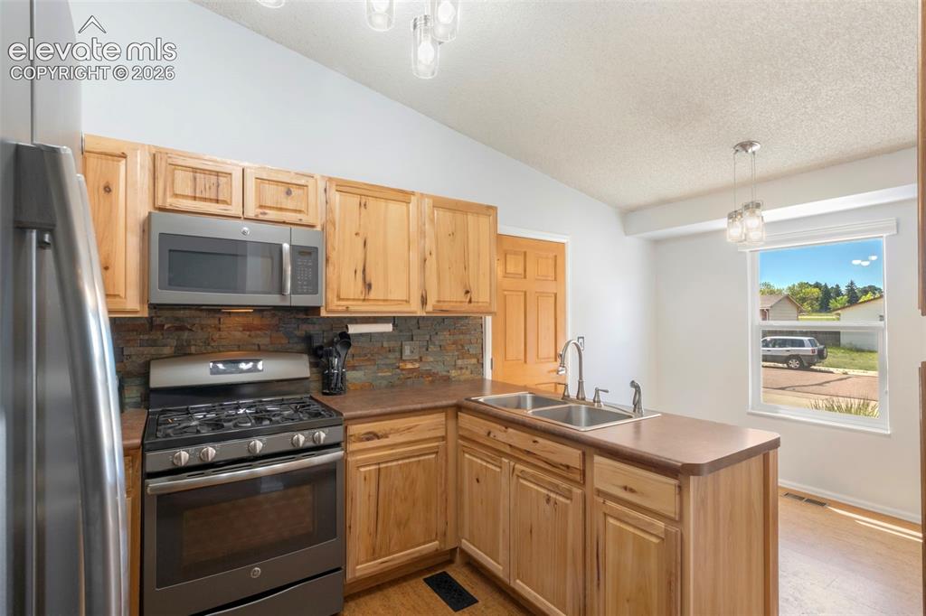 Image 14 of 36: Kitchen