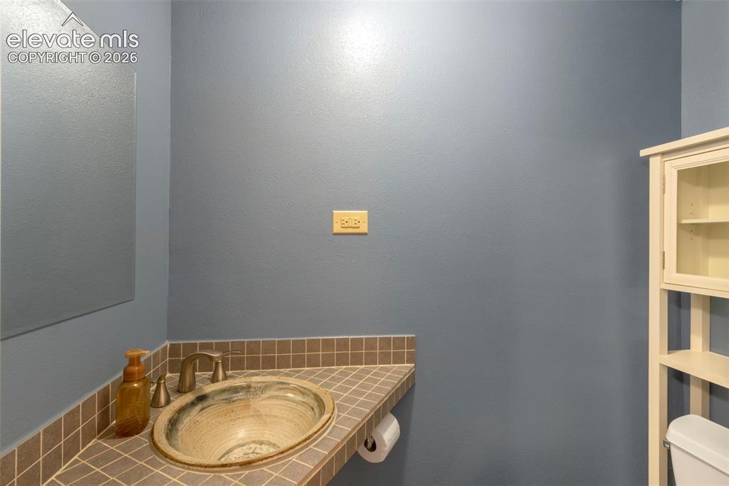 Image 17 of 36: Bathroom