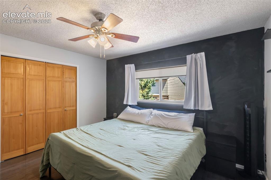 Image 18 of 36: Bedroom