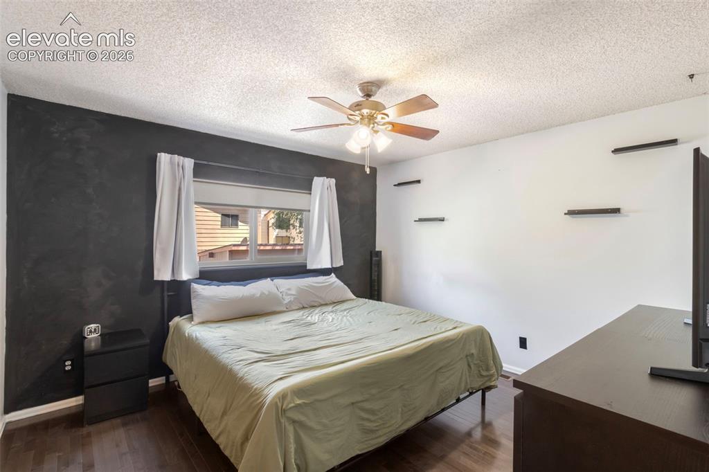 Image 19 of 36: Bedroom