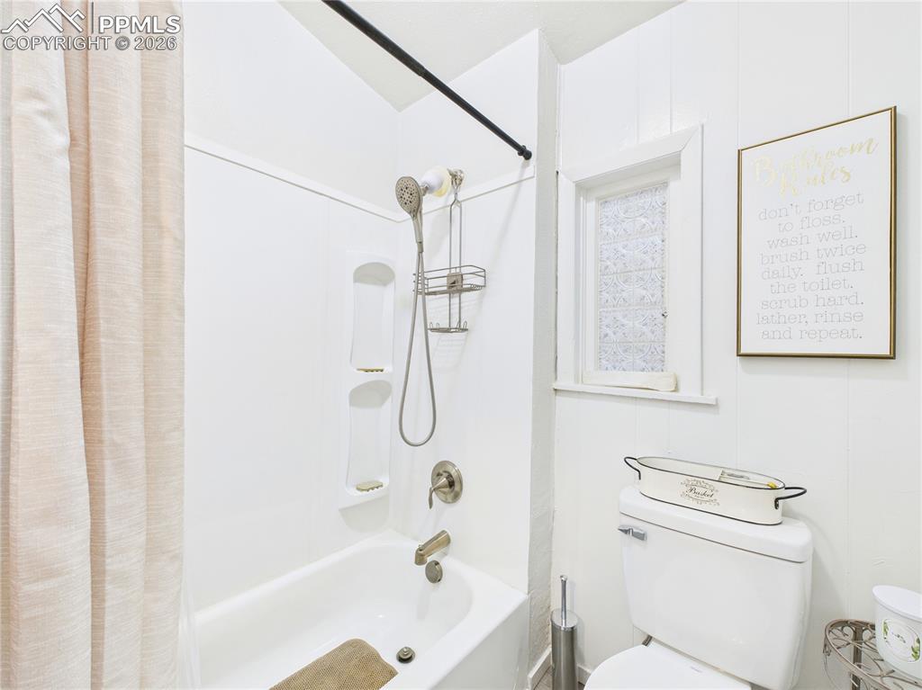 Image 14 of 33: Bathroom