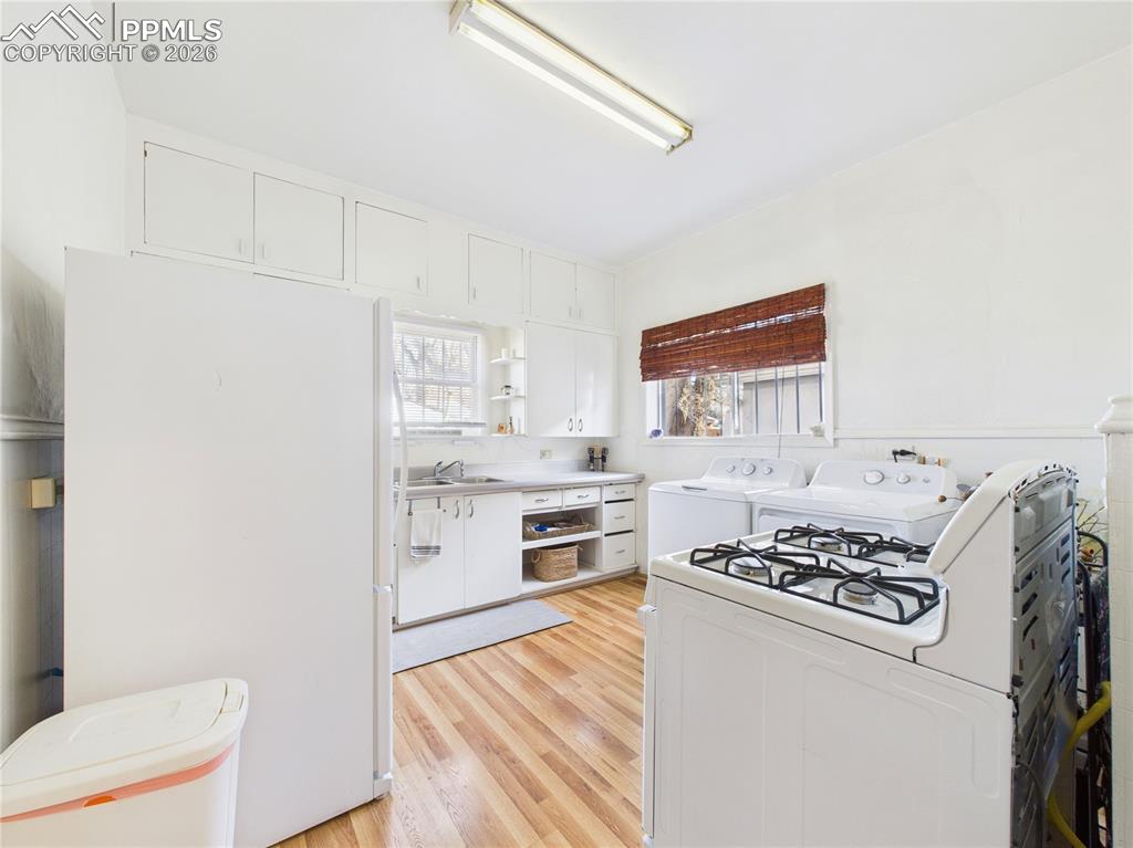 Image 15 of 33: Kitchen