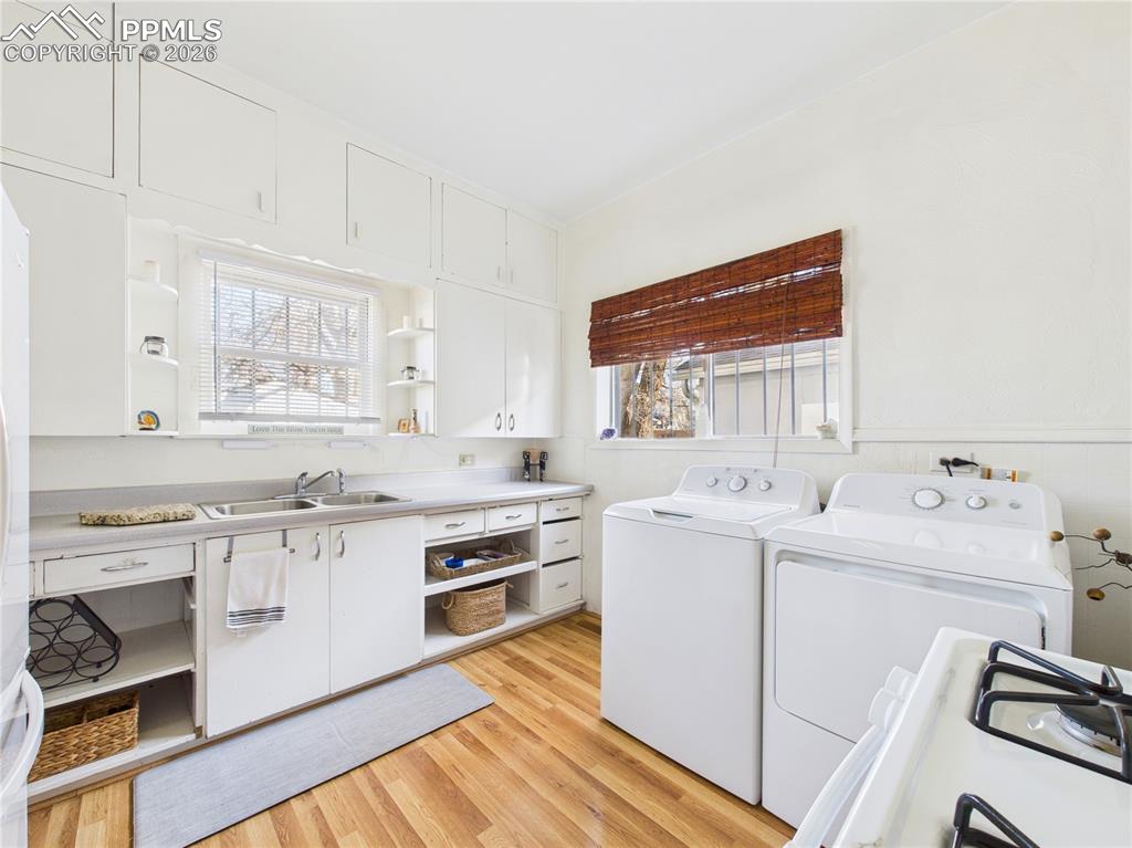 Image 16 of 33: Laundry