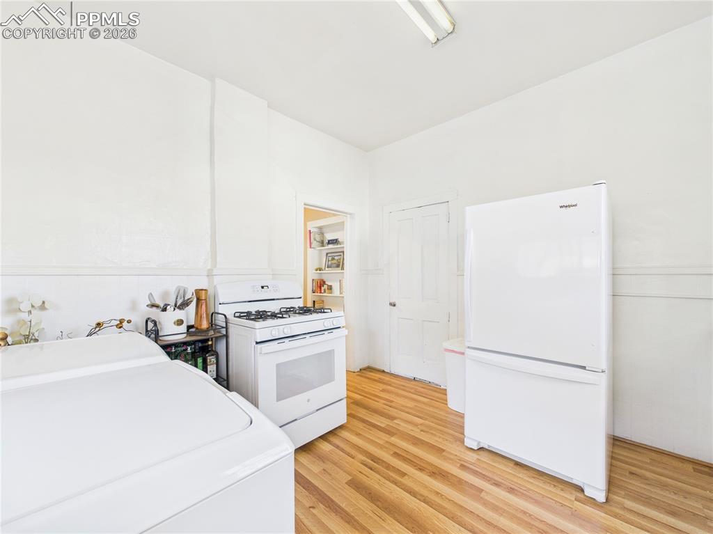 Image 18 of 33: Kitchen